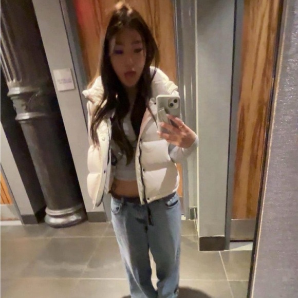 Aritzia super puff short vest - Picture 3 of 5